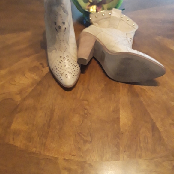 Size 8 Women's Spur Cow Booties - Picture 4 of 5